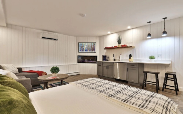photo 5 of New Killington Studio W/ Kitchenette, Wifi, Tv, Fireplace. Close To Resort On The Shuttle Route. 212 1 Bedroom Condo