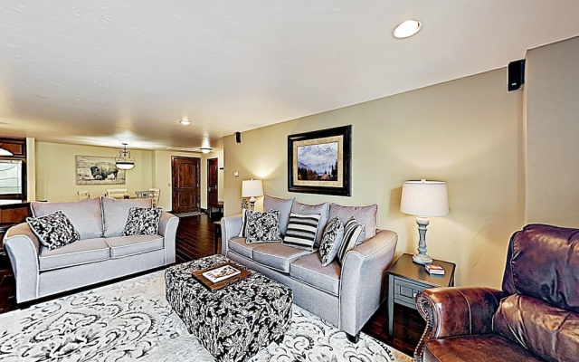 photo 2 of New Listing! Luxe Mountain-view W/ Hot Tubs 3 Bedroom Condo
