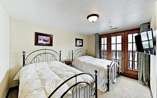 photo 5 of New Listing! Luxe Mountain-view W/ Hot Tubs 3 Bedroom Condo