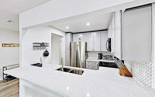 photo 4 of New Listing! Modern - Steps To Gondola! 2 Bedroom Condo