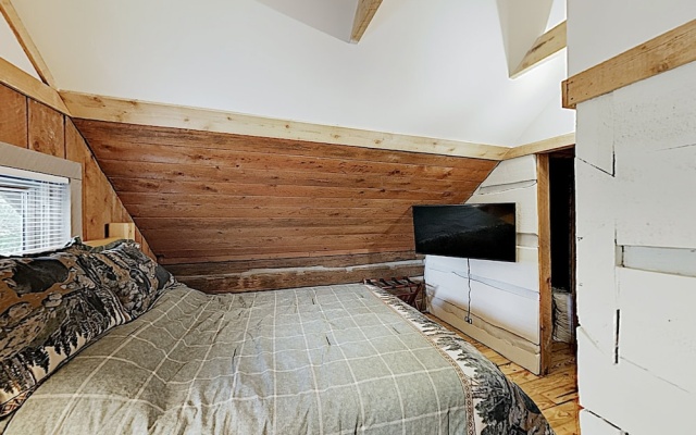 photo 5 of New Listing! Updated W/ Hot Tub On 2 Acres 1 Bedroom Cabin