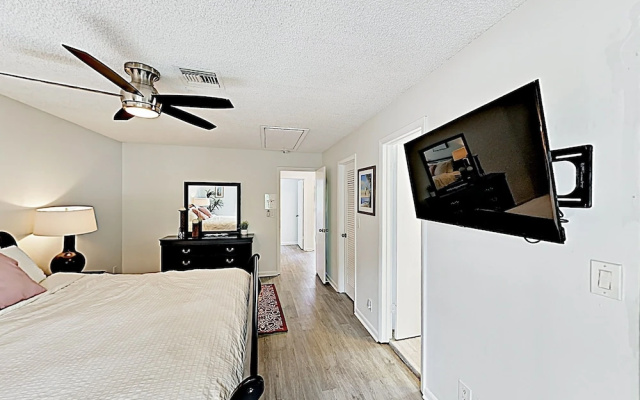 photo 5 of New Listing! Updated W/ Private Hot Tub 3 Bedroom Duplex
