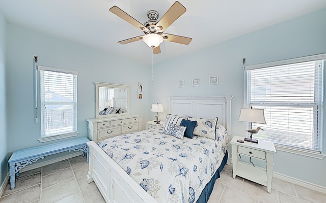 photo 2 of New Listing! Updated W/ Rooftop Deck 3 Bedroom Home