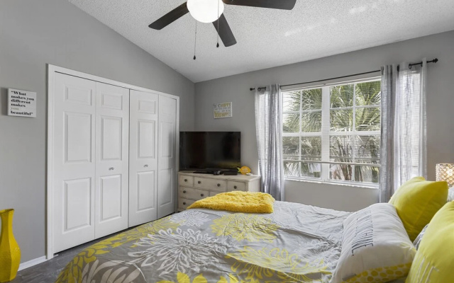 photo 4 of New To Market -townhome With 2 Master Suites Wifi Tennis Heated Community Pool Close To I-75 2 Bedroom Townhouse by RedAwning