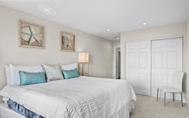 photo 3 of Newly Remodeled 4/4 With Bonus Room! Spectacular Valley Views! Aquarium Passes Available