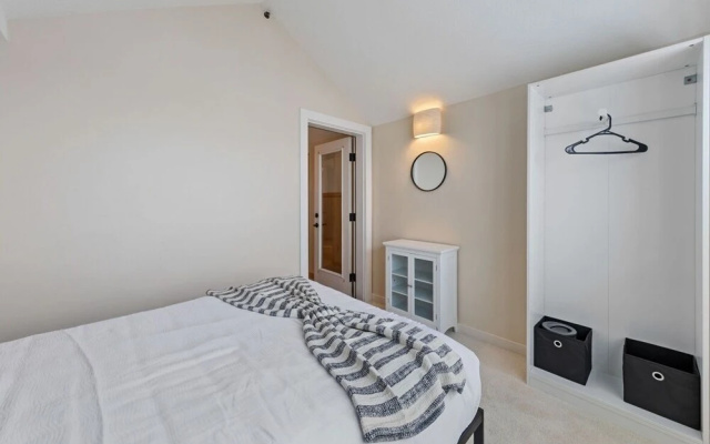 photo 3 of Newly Renovated 3 Bedroom Plus Loft With Stunning Mountain and Lake Views! 3 Condo by Redawning