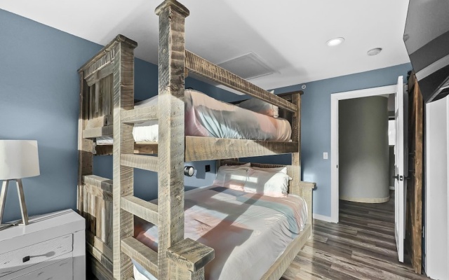 photo 4 of Newly Renovated, Slope-Side Walk-In Walk-Out, Top Floor, Views of Ten Mile Range - ER4 by Redawning