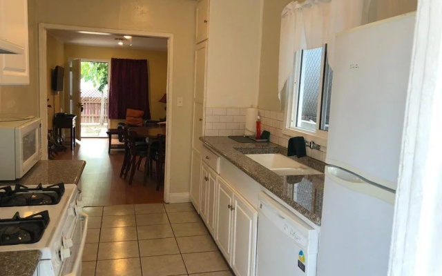 photo 2 of Nice 2 Bedroom in Burbank