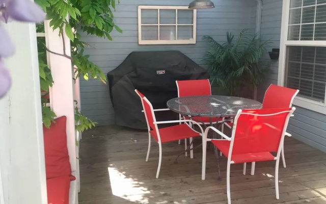 photo 5 of Oak Hideaway Cottage- 1.5 Blocks to OSF
