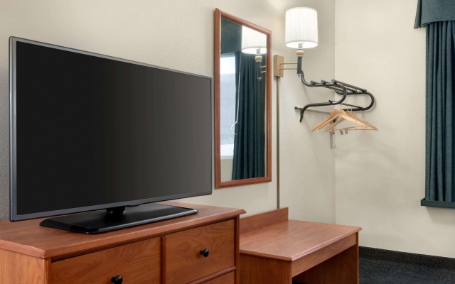 photo 2 of Travelodge by Wyndham Clinton Valley West Court