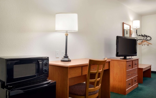 photo 4 of Travelodge by Wyndham Clinton Valley West Court
