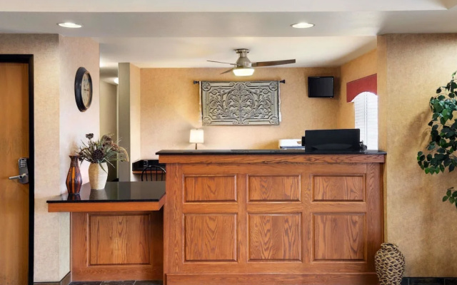 photo 2 of Oak Tree Inn Fremont