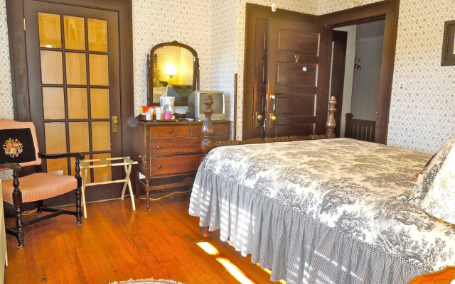 photo 3 of Oakland Cottage Bed & Breakfast