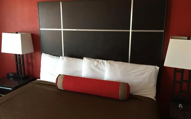 photo 4 of Harbor Inn & Suites Oceanside