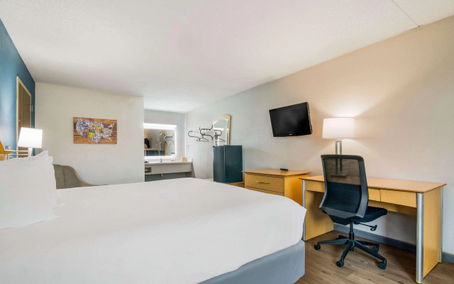 photo 3 of Econo Lodge Branson Theater District