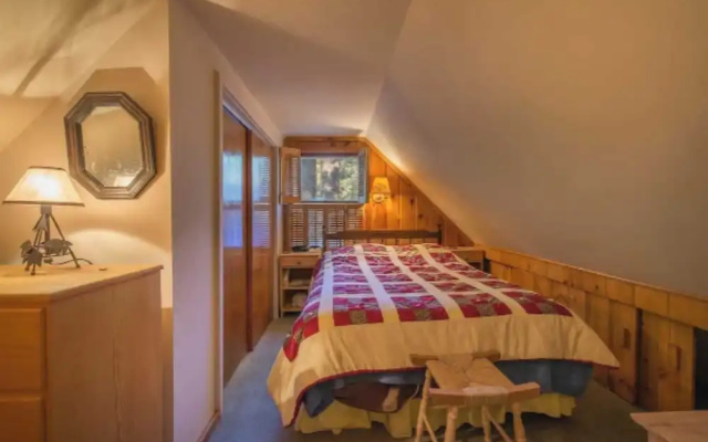 photo 4 of Owl's Peak by Avantstay Private Pine Tree Cabin Mins From The Water