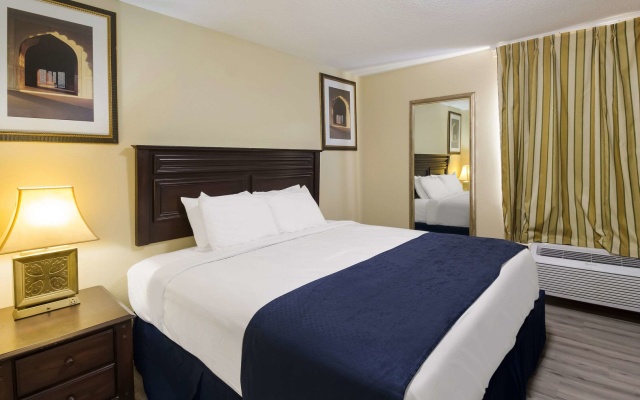 photo 4 of OYO Townhouse Houston Airport North