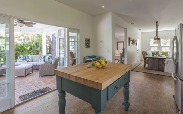 photo 4 of Palm Beach Oasis 3bd 3ba Private Pool Plus Parking