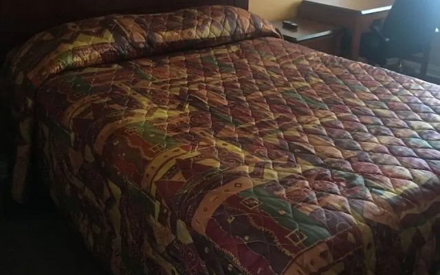 photo 2 of Heritage Inn