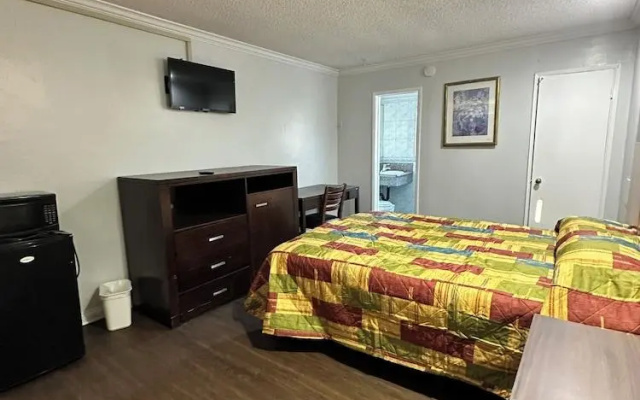 photo 3 of Heritage Inn