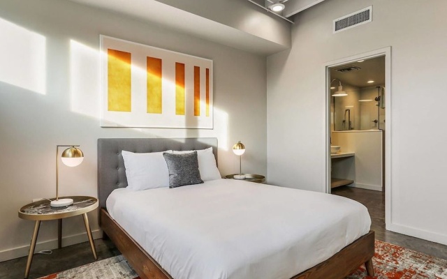 photo 2 of Penthouse 2br/2ba in Warehouse Dist. by Domio