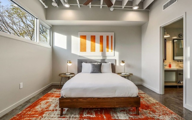 photo 3 of Penthouse 2br/2ba in Warehouse Dist. by Domio