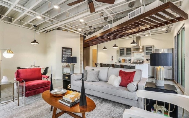 photo 4 of Penthouse 2br/2ba in Warehouse Dist. by Domio