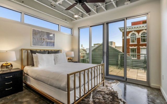 photo 5 of Penthouse 2br/2ba in Warehouse Dist. by Domio