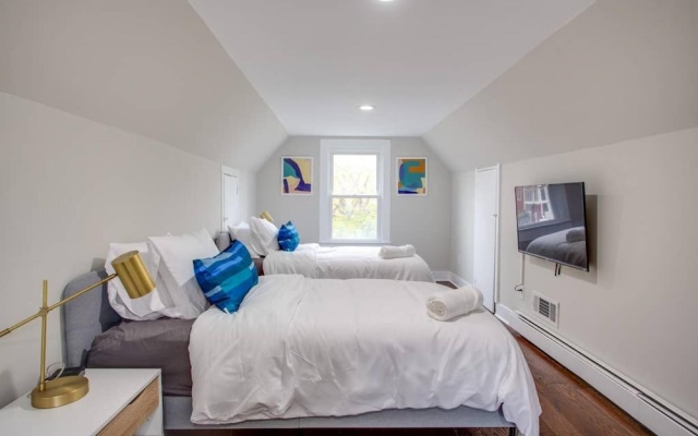 photo 3 of Pet Friendly 3BR Arlington Close to Metro Fast Wifi