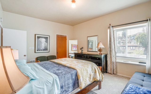 photo 4 of Pet-friendly Apartment: 1 Mi to Lake Merritt!