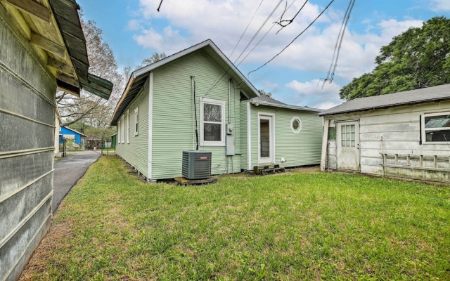 photo 2 of Pet-friendly Home w/ Yard: 3 Mi to Dtwn Houston!