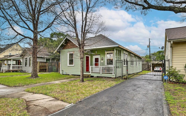 photo 4 of Pet-friendly Home w/ Yard: 3 Mi to Dtwn Houston!