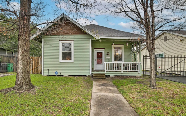photo 5 of Pet-friendly Home w/ Yard: 3 Mi to Dtwn Houston!