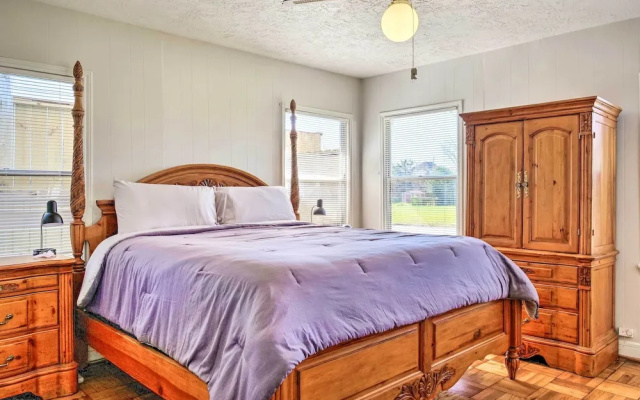 photo 2 of Pet-friendly Home w/ Patio - 3 Mi to Houston Zoo!