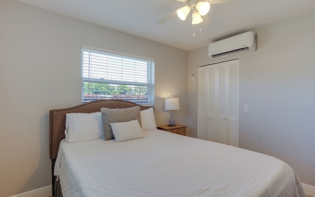 photo 5 of Pet-friendly Palm Beach Pad - 1 Mi to the Ocean!
