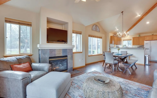 photo 4 of Pet-friendly Townhome w/ Hot Tub in Redmond!