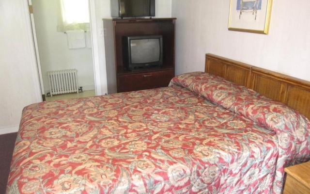 photo 3 of Pinecrest Motel