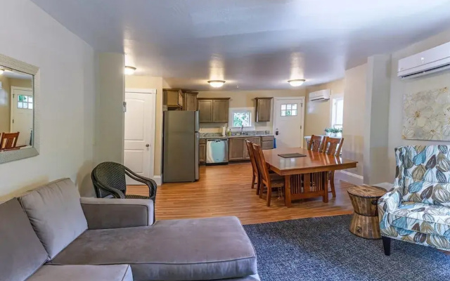 photo 2 of Pioneer House - North Suite