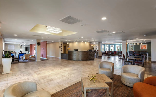 photo 2 of Orangewood Inn & Suites Kansas City Airport