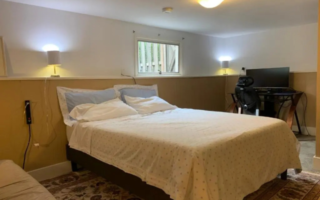 photo 2 of Private Suite 3 Bedrooms&Living near U-District