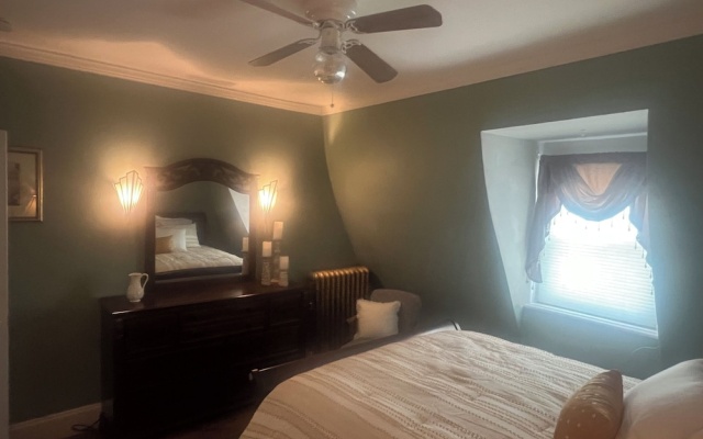 photo 3 of 2Br Private Victorian Apartment in City Location on Half Acre Sleeps 5