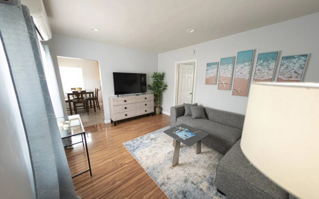 photo 2 of QUAINT 1-BEDROOM BUNGALOW HOME IN GLENDALE (p5)