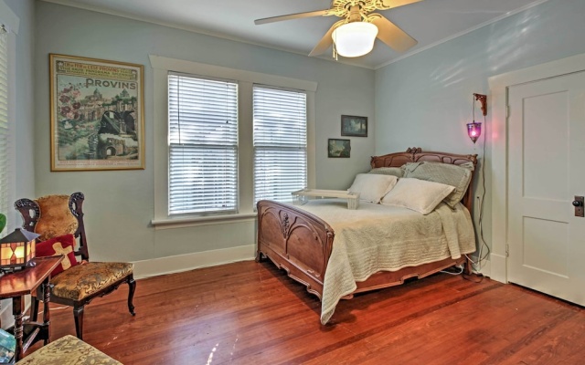photo 2 of Houston Montrose Home: Walk to Bars & Restaurants!