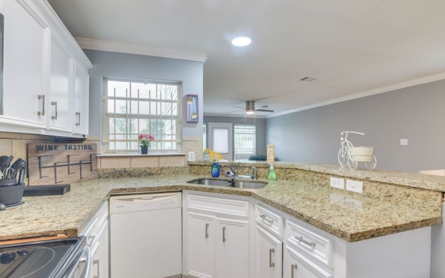 photo 4 of Quaint Houston Townhome ~ 5 Mi to NRG Stadium!