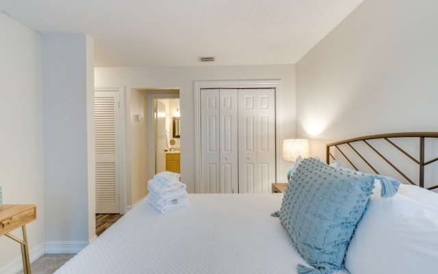 photo 5 of Quaint Sarasota Condo: 4 Mi to Siesta Key Beach!