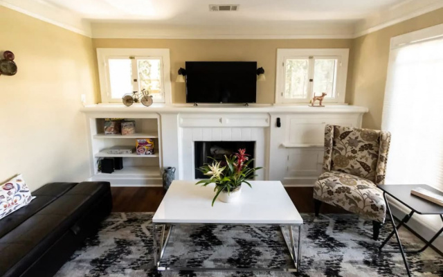 photo 3 of QUAINT UPDATED 2-BEDROOM HOUSE IN GLENDALE (p2)