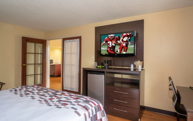 photo 4 of Red Roof Inn & Suites Indianapolis Airport