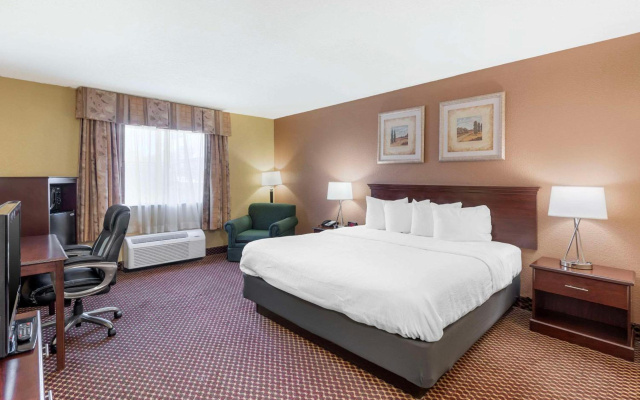 photo 5 of Quality Inn & Suites Bloomington University Area