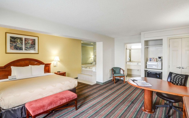 photo 2 of Quality Inn & Suites Biltmore East