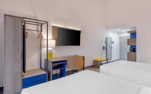 photo 3 of Comfort Inn & Suites Irvine Spectrum